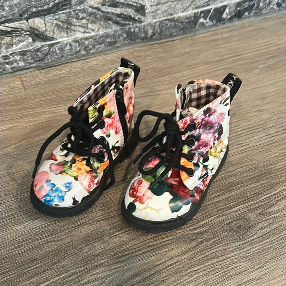 Black Floral Print Boots with Artistic‎ Design